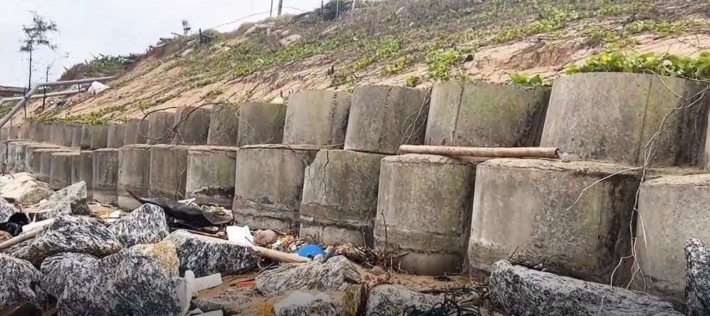 Nguoi dan lam ke tam bo de giu dat dai, nha cua. Anh: Vien Nguyen