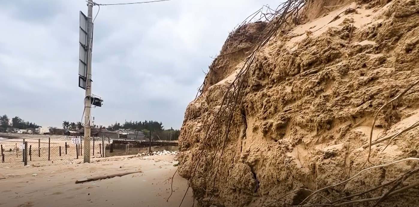 Landslide on the coast of Van Tuong commune, Quang Ngai province. Photo: Vien Nguyen