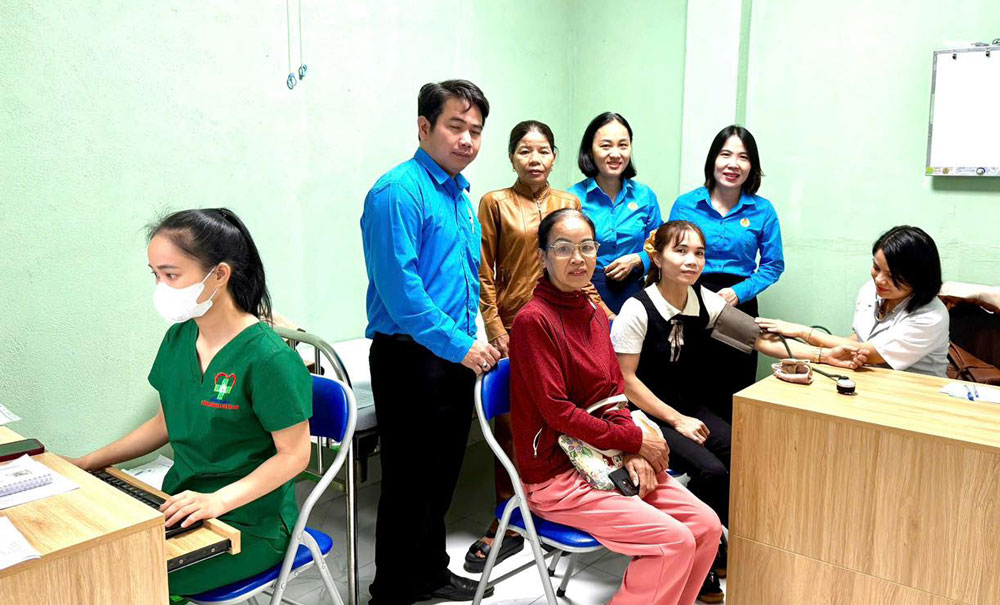Union members of Nam Phuoc Commune Trade Union, Da Nang are given free health check-ups. Photo: Nam Phuoc Trade Union.