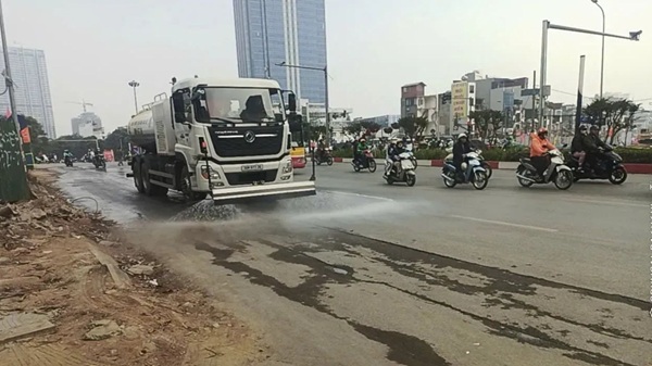 Xe phun nuoc rua duong. Anh: Cong Trinh