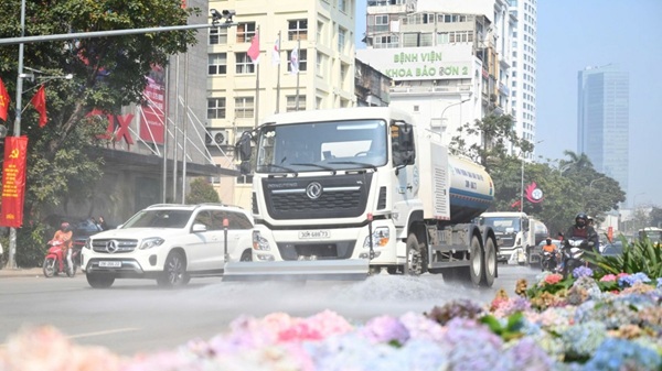 Hanoi ensures environmental sanitation 24/24h in key areas. Photo: Cong Trinh