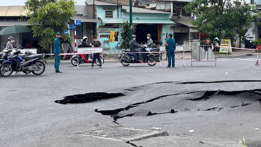Hien truong doan sut lun duong bo kenh o phuong Chanh Hung. Anh: Minh Tam 