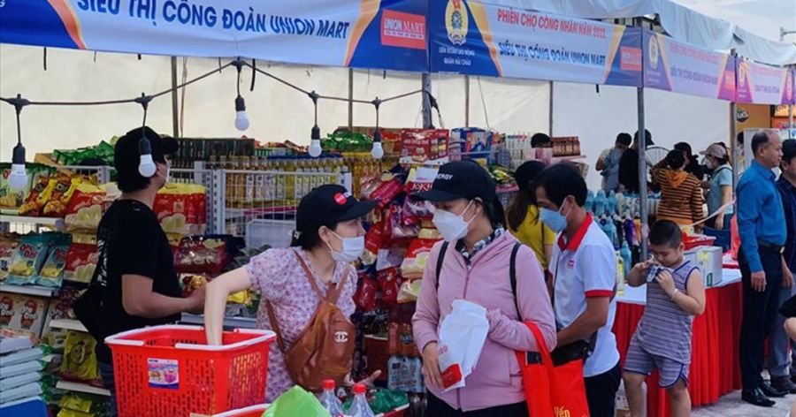 This Tet, the Da Nang City Labor Federation organized 4 "Trade Union Tet Market" points and distributed more than 65,000 shopping vouchers (total value of more than 6.5 billion VND) for union members and workers to shop. Photo: Tuong Minh
