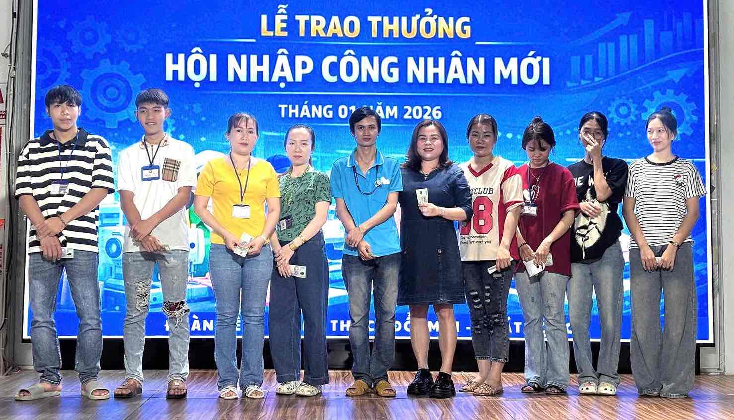 Garment company in Dong Nai recruits 1,000 workers, rewarding new workers 2 million VND/person. Photo: DPC Company