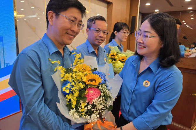Trade union officials wish the Party to lead and direct to further concretize regulations on the functions, tasks, powers and responsibilities of ward, commune, and special zone trade unions. Photo: Nam Duong
