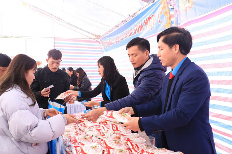 Lai Chau Provincial Labor Federation organizes "Trade Union Tet Market" in 2025. Photo: Lai Chau Labor Federation