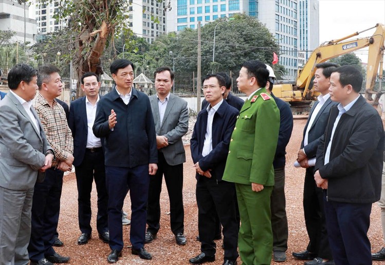 Thu tuong Chinh phu Pham Minh Chinh, Bi thu Thanh uy Ha Noi Nguyen Duy Ngoc va cac dai bieu thuc hien nghi thuc khoi cong, khanh thanh cac cong trinh, du an chao mung Dai hoi dai bieu toan quoc lan thu XIV cua Dang. Anh: Thanh Hai