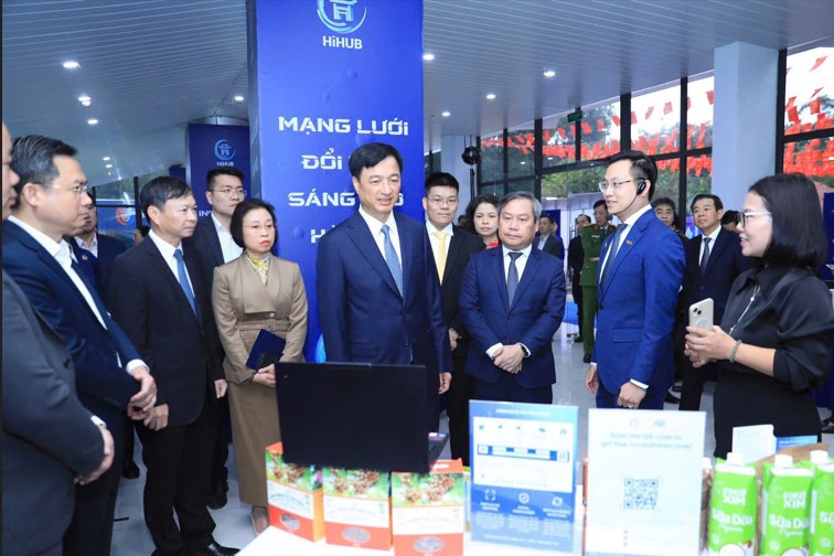 Bi thu Thanh uy Ha Noi Nguyen Duy Ngoc tham quan trien lam Mang luoi doi moi sang tao Ha Noi.