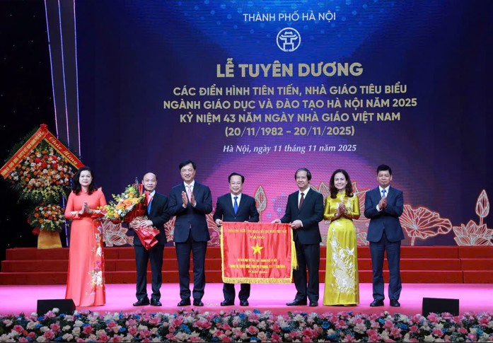 Bi thu Thanh uy Ha Noi Nguyen Duy Ngoc, Bo truong Bo Giao duc va dao tao Nguyen Kim Son trao co don vi xuat sac phong trao thi dua va tang hoa chuc mung So Giao duc va dao tao Ha Noi.