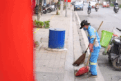 Les personnes qui gardent silencieusement Hanoï propre et belle a l'occasion du XIVe Congres du Parti
