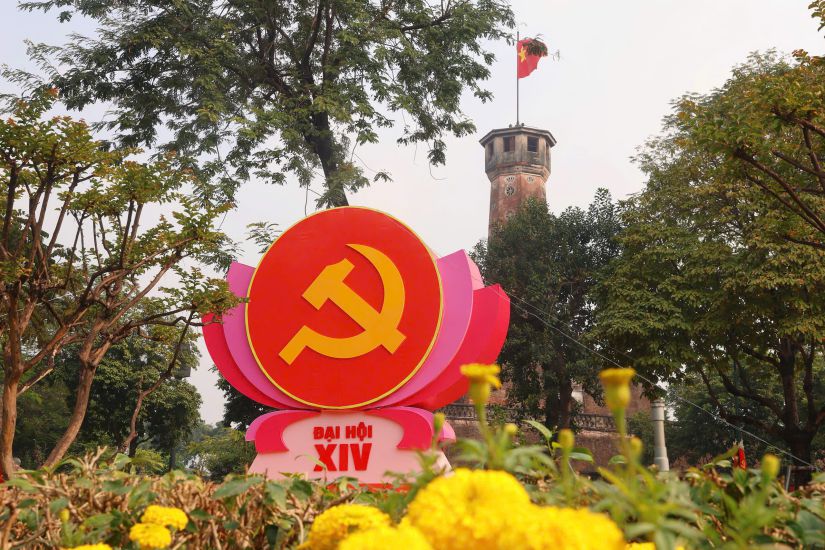 Hanoi streets are brilliant, bustling with enthusiasm towards the 14th Party Congress. Photo: Viet Anh