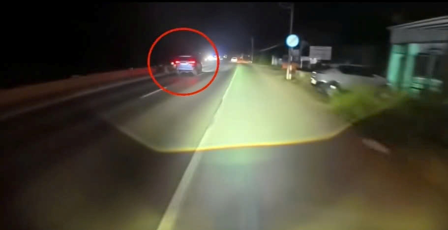 Xe ôtô nghi trộm chó bị truy đuổi trên đường. Ảnh cắt từ clip bạn đọc cung cấp
