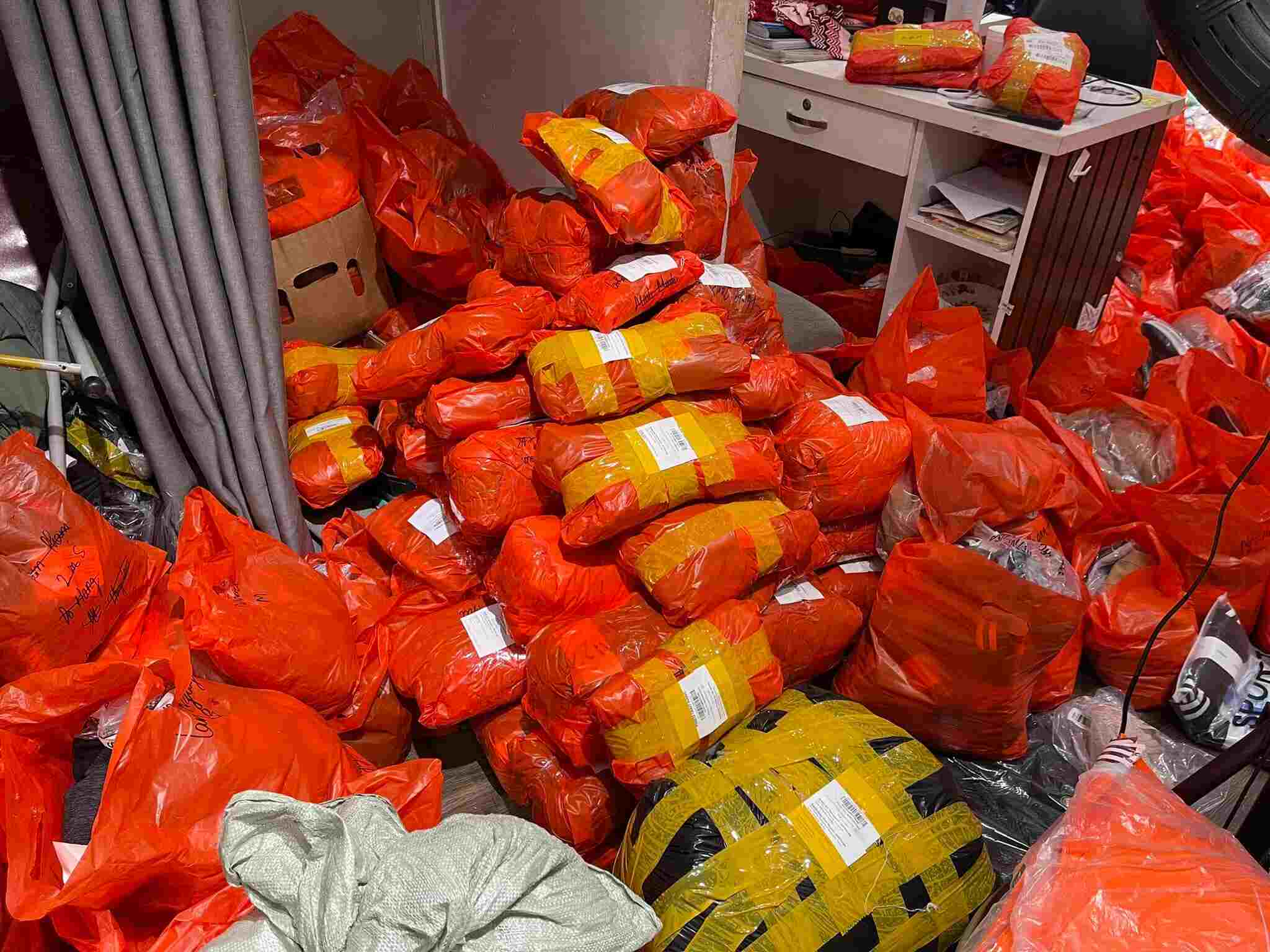 Hinh anh cua hang tran ngap don hang cua Huong Jeans VNXK tai Tay Son.