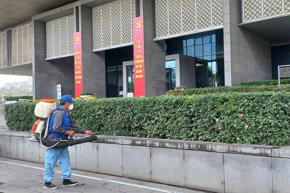 Nhan vien y te phun thuoc khu khuan, phong chong dich benh. Anh: Cong an Ha Noi