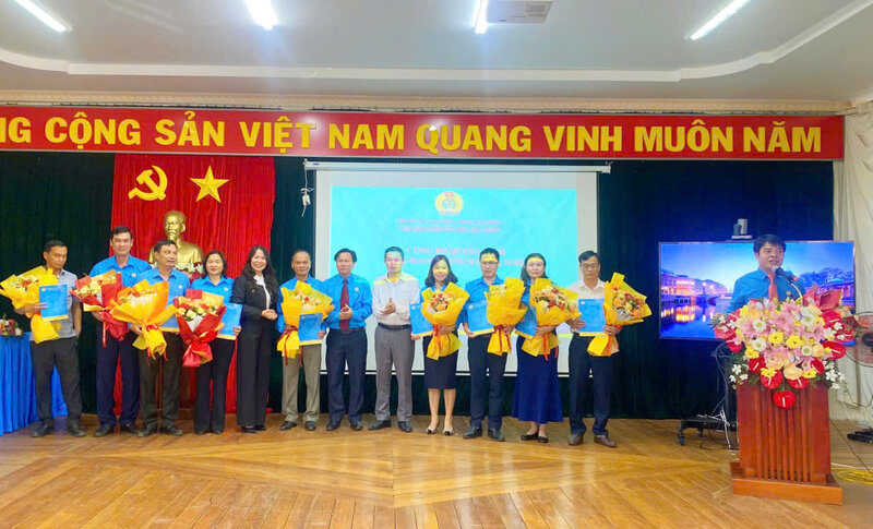 Lam Dong Provincial Labor Federation organizes a conference to announce the decision to establish Bac Gia Nghia Ward Trade Union. Photo: Le Hung