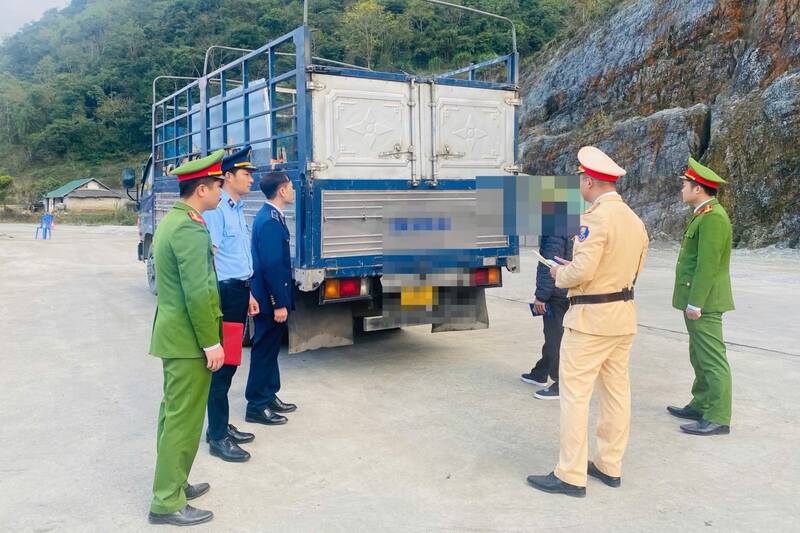 Luc luong chuc nang phat hien, thu giu 1,3 tan noi tang dong vat co mui hoi thoi ngay 16.1. Anh: Cong an tinh Son La