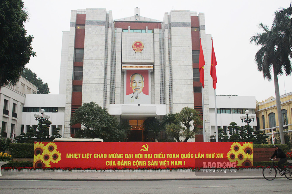 Tuyen pho Le Thai To, vuon hoa Hang Dau...trang tri panno, bieu ngu, ap phich do ruc huong ve chao mung Dai hoi XIV cua Dang.