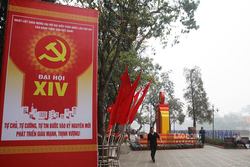 Khong khi trang trong van hai hoa voi nhip sinh hoat thuong nhat cua nguoi dan Thu do. Khu vuc pho di bo ho Guom cuoi tuan nhon nhip nguoi dan va du khach dao choi.