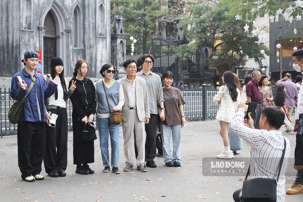 Nha Hat lon, nha tho lon Ha Noi dong dao nguoi dan va du khach tham quan, chup anh.