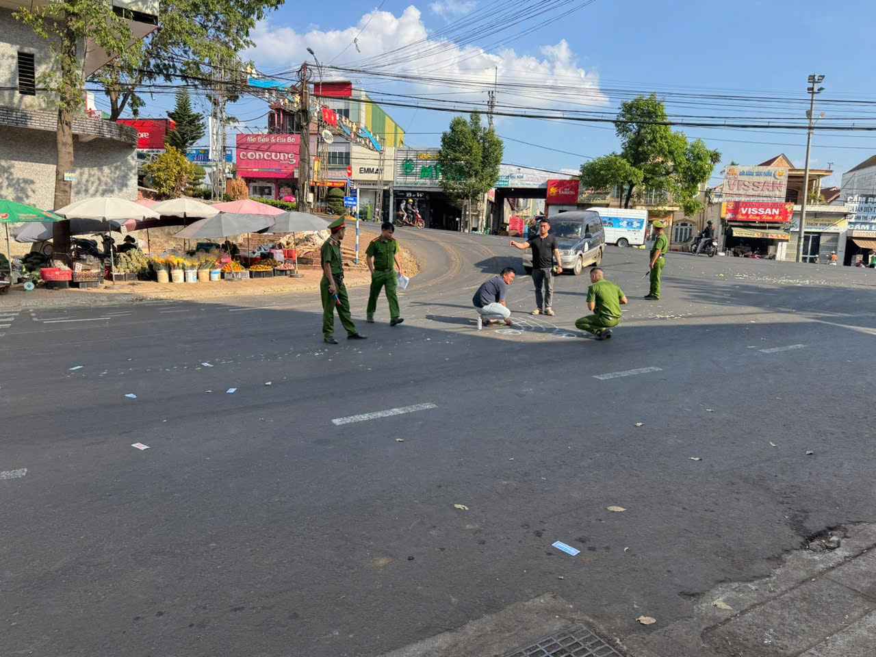 Cơ quan công an khám nghiệm hiện trường phục vụ công tác điều tra, làm rõ vụ việc. Ảnh: Phúc Khánh 