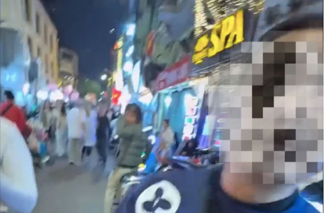 Xác minh từ clip mời chào du khách dùng ma túy xuất hiện trên mạng xã hội, cảnh sát đã xử phạt người đàn ông trong video. Ảnh cắt từ clip