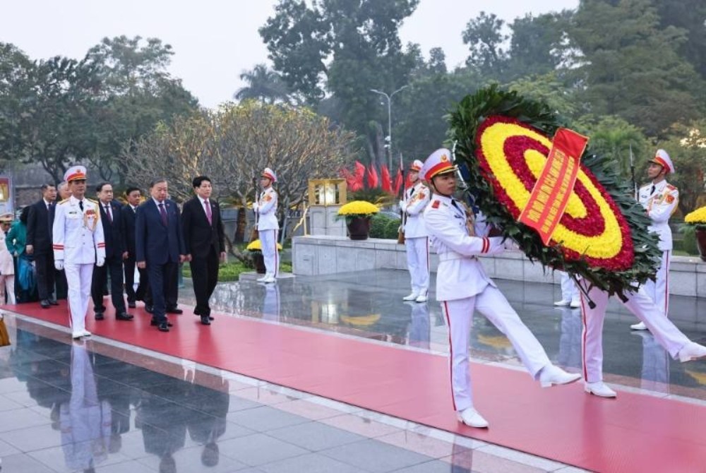 Doan dai bieu lanh dao Dang, Nha nuoc do Tong Bi thu To Lam dan dau den dat vong hoa tai Dai tuong niem cac Anh hung liet si tren duong Bac Son (Ba Dinh, Ha Noi). Anh: TTXVN