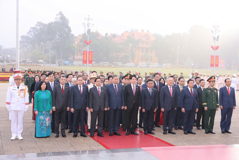 Delegation of Party and State leaders commemorating the great contributions of President Ho Chi Minh. Photo: Hai Nguyen