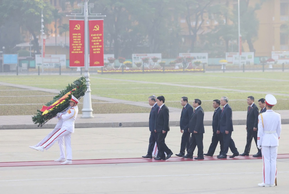 Tong Bi thu To Lam cung cac lanh dao Dang, Nha nuoc den dat vong hoa va vao Lang vieng Chu tich Ho Chi Minh. Anh: Hai Nguyen 