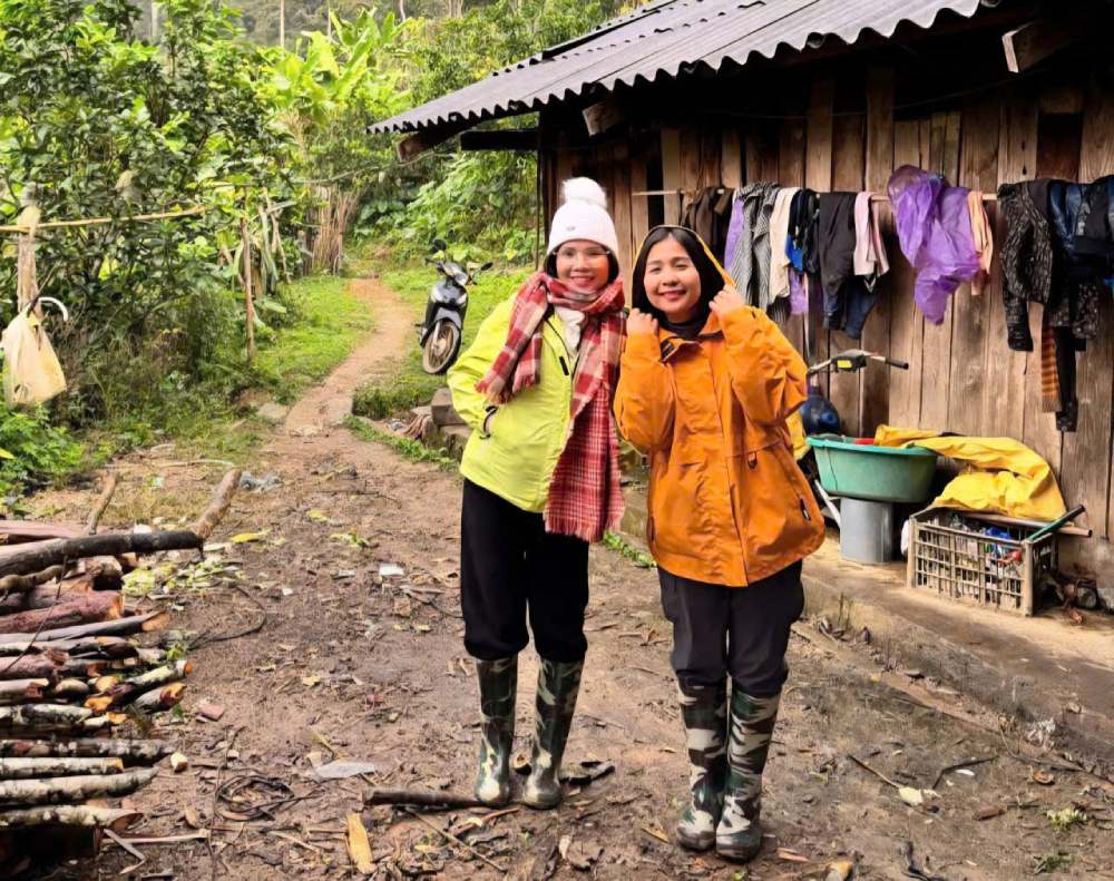 Teacher Nguyen Thi Khanh Huyen (right) during a road survey trip in Cao Bang at the beginning of 2026. Photo: NVCC