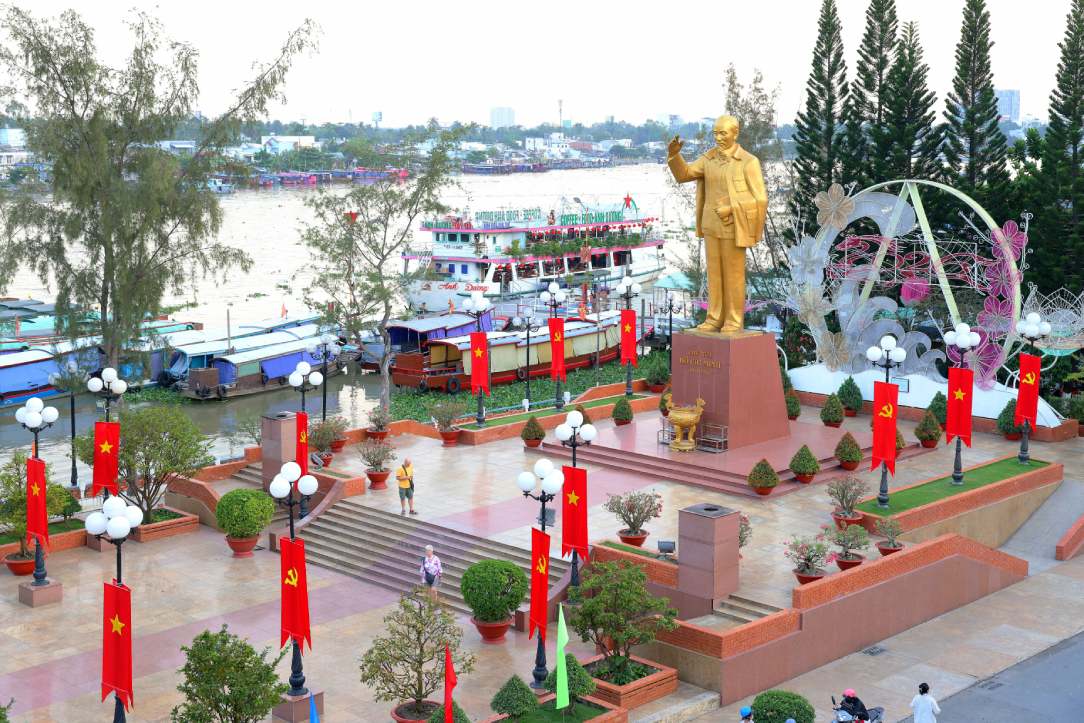 Hoa trong khong khi trang nghiem, phan khoi cua ca nuoc huong ve Dai hoi dai bieu toan quoc lan thu XIV cua Dang, tai mot so tuyen duong lon o trung tam thanh pho Can Tho, khong gian do thi tro nen ruc ro voi co, pa-no, khau hieu chao mung suot ngay va dem. Sac do cua co Dang, co To quoc noi bat, tao diem nhan trang trong giua nhip song do thi.