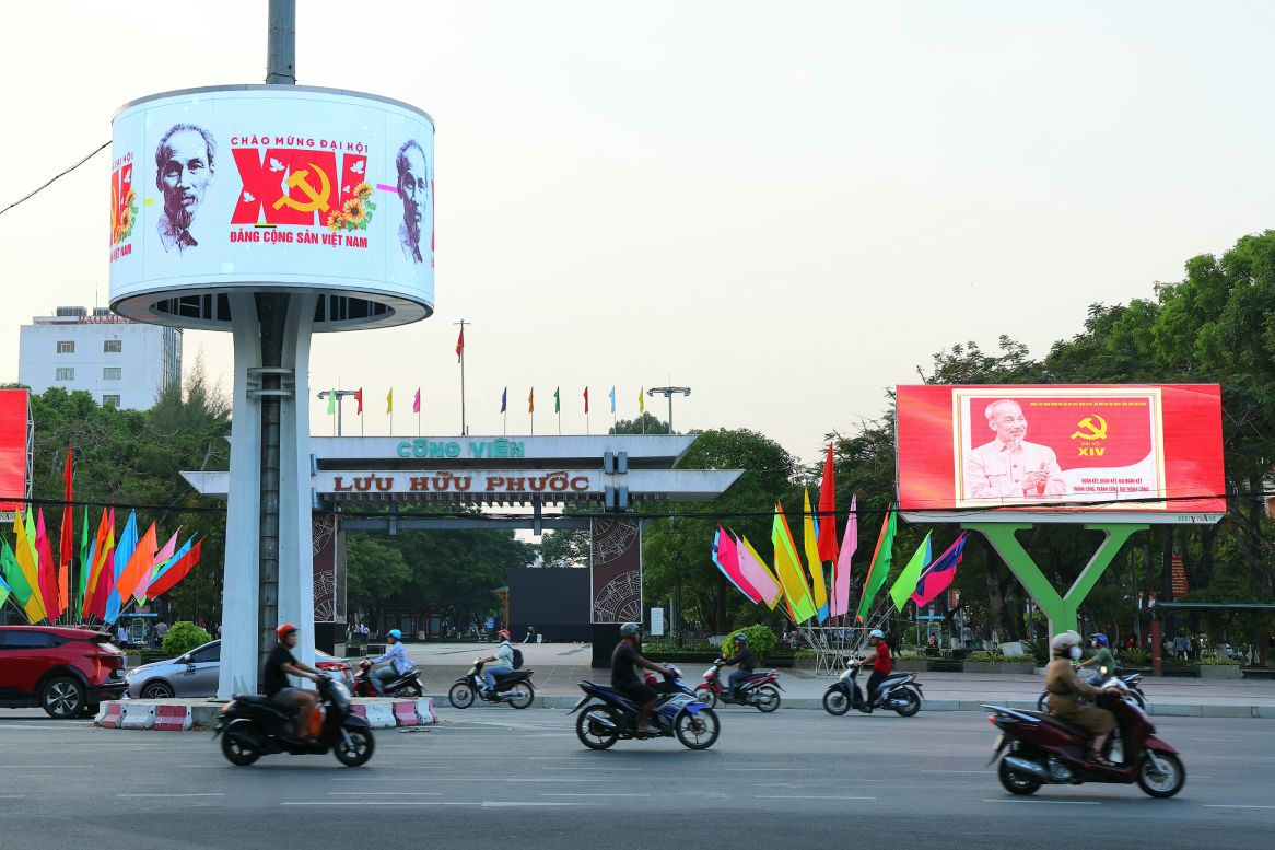 Ban ngay, sac mau tuoi tham tao nen dien mao khang trang; khi dem xuong, anh den chieu sang lam cac cum trang tri them noi bat.