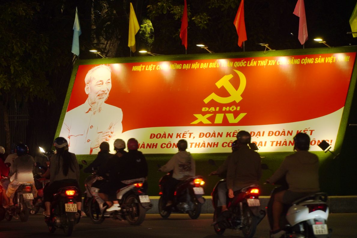 Truoc tru so Thanh uy, HDND, UBND thanh pho va mot so co quan, don vi dong tren cac tuyen duong trung tam, co hoa, pa-no duoc trang tri trang trong, hai hoa. Khong gian noi day luon ruc ro ca ban ngay lan ban dem, the hien su ton vinh doi voi su kien chinh tri trong dai cua dat nuoc.