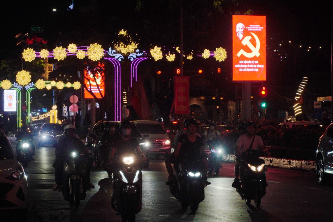 Khong khi chao mung Dai hoi tap trung ro net tai khu vuc noi o, noi co mat do giao thong va sinh hoat cao. Cac tuyen duong trung tam vi the tro thanh diem nhan tuyen truyen truc quan, thu hut su quan tam cua nguoi dan khi luu thong qua lai.