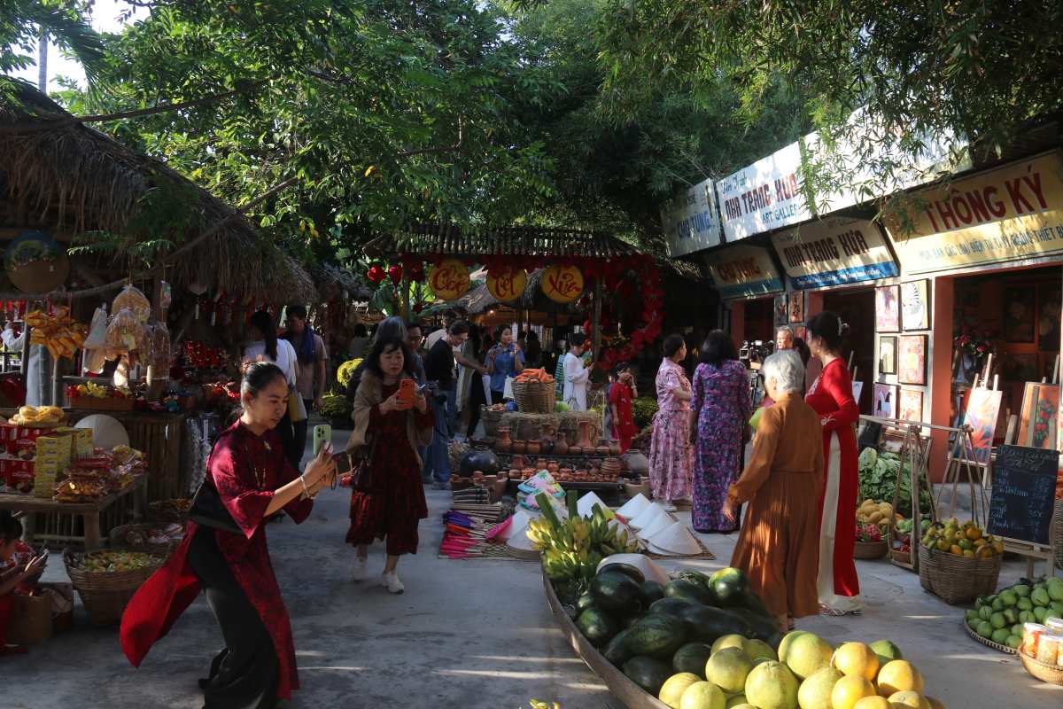 The Old Tet Festival with the traditional Tet market space attracted a large number of people and tourists on the first day of opening. Photo: Phuong Linh