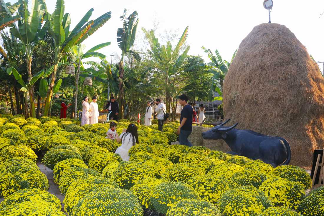 Nhieu ban tre, gia dinh tranh thu luu lai nhung khoang khac dep trong khong gian Tet Viet o Nha Trang Xua. Anh: Phuong Linh