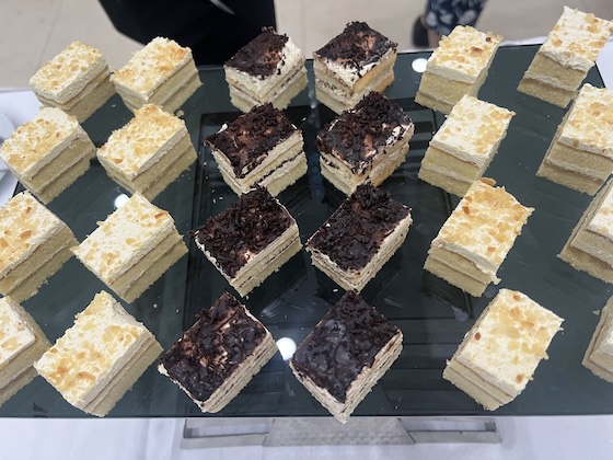 Eating too many cakes regularly will be one of the causes of muscle loss. Photo: Kieu Vu