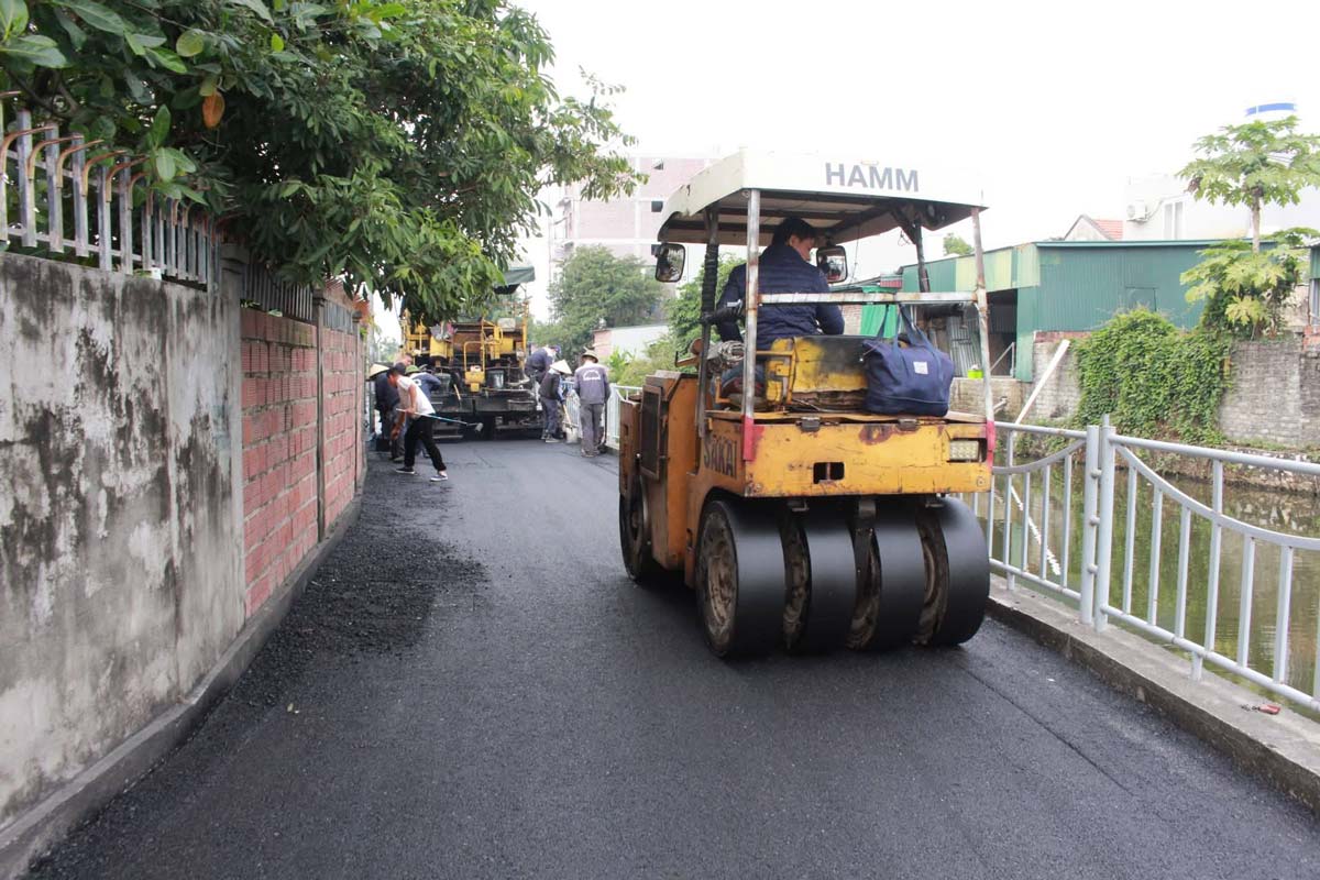 Contractor units accelerate the deployment of the Lien Hoa 7 neighborhood road, Lien Hoa ward. Photo: Doan Hung