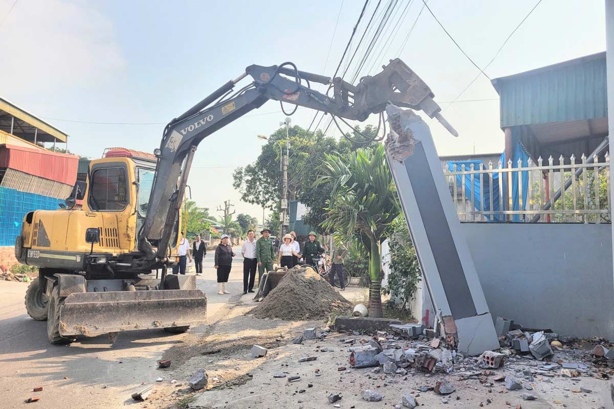 Cong tac thao do va thi cong chinh trang do thi tai Khu pho Cay so 11, phuong Dong Mai, tinh Quang Ninh. Anh: Doan Hung