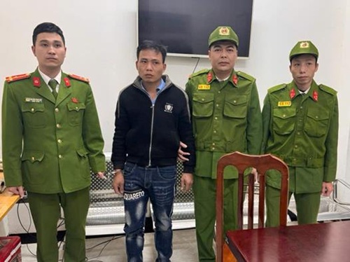 Cảnh sát phản ứng nhanh Công an TP Hà Nội bắt giữ đối tượng tàng trữ Heroin trên địa bàn phường Sơn Tây. Ảnh: CAHN