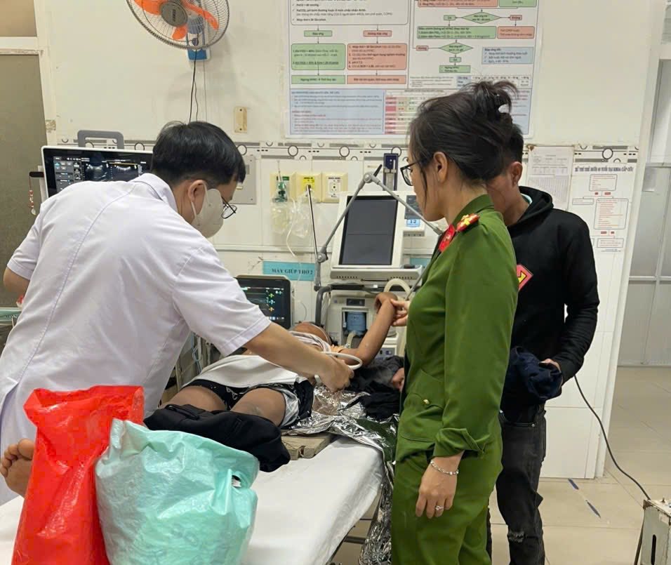 Police officers in Khanh Hoa rescue child in distress after falling from a bridge into a ditch. Photo: Police provided