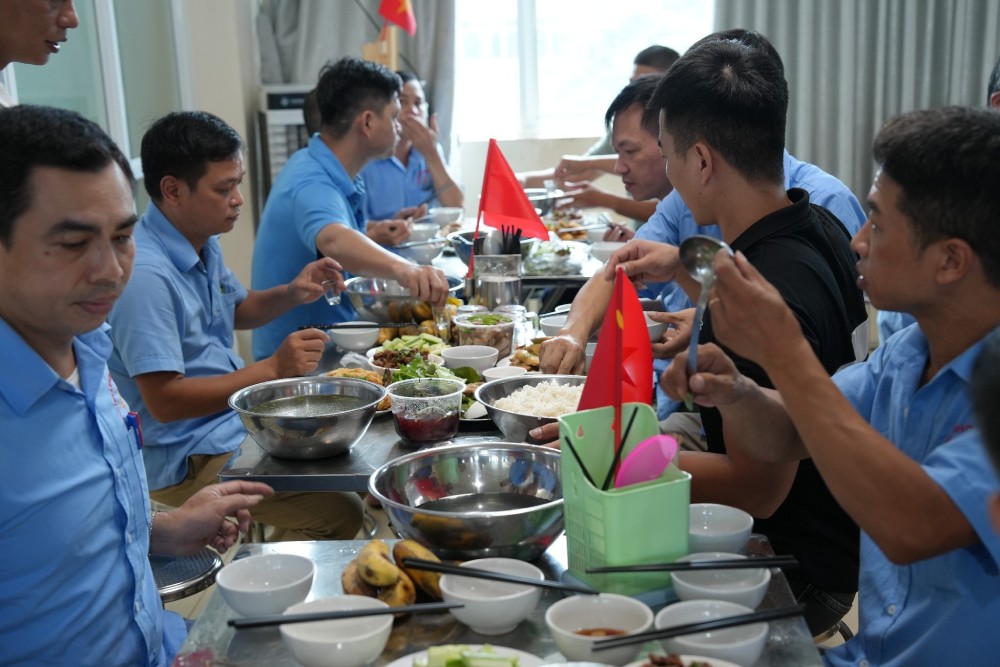 The content of health check-ups before arranging work is based on Article 5 of Circular 56. Photo: Quynh Chi