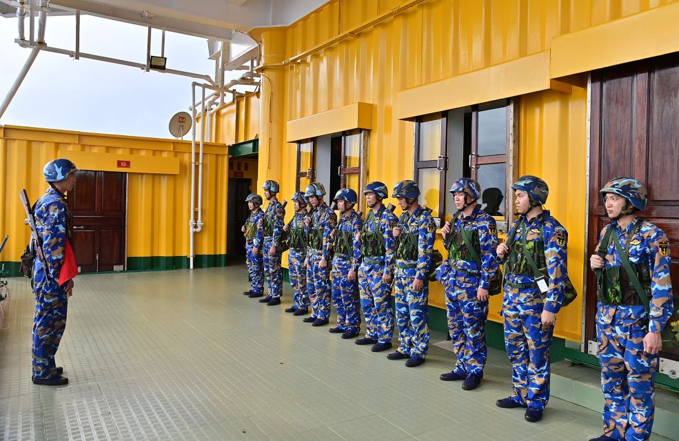 Cong tac quan triet, pho bien yeu cau nhiem vu truc san sang chien dau trong dip dien ra Dai hoi XIV cua Dang tren cac nha gian DK1. Anh: Van Duong