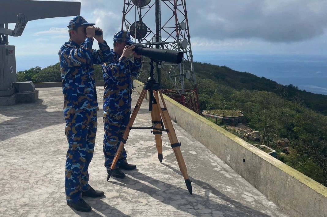 Tang cuong truc quan sat mat trong nhung ngay dien ra Dai hoi dai bieu toan quoc lan thu XIV cua Dang. Anh: Van Duong