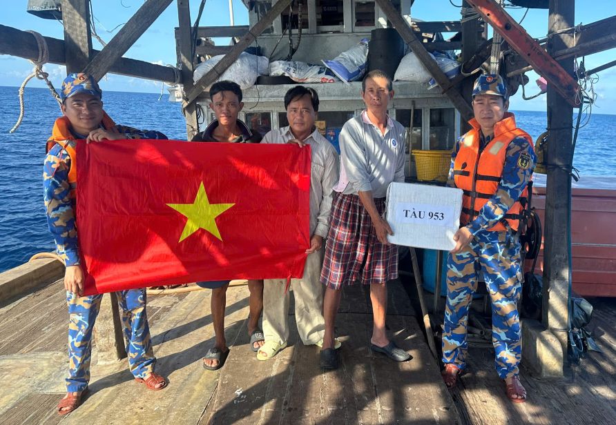 Can bo, chien si Tau 956, Lu doan tang co To quoc cho ngu dan tren bien