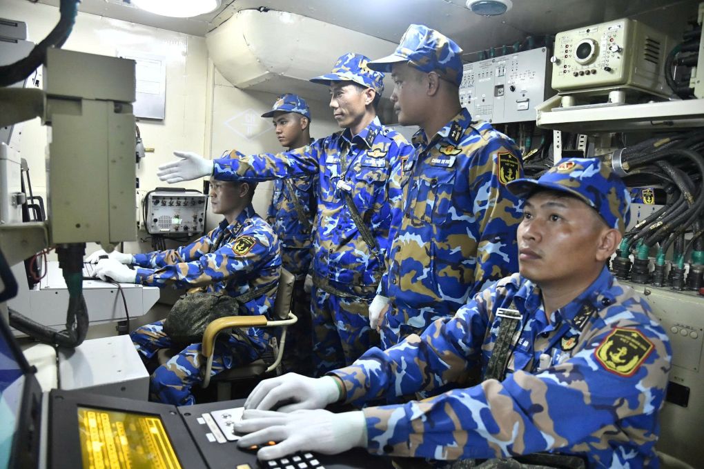 Luyen tap tinh huong san sang chien dau doi khong tren tau 382, Lu doan 167 (Vung 2 Hai Quan). Anh: Van Duong