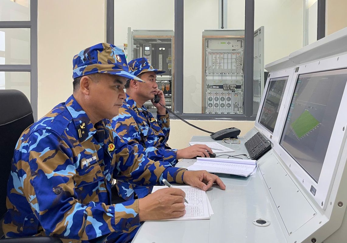 Can bo, chien si Tram rada 590, Trung doan 251 truc san sang chien dau 24/24 khong de sot lot muc tieu. Anh: Van Duong