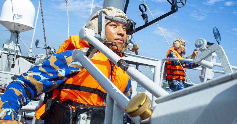 Inside Dk1 Rigs From DK1 rig to training ground, officers and soldiers look towards the ...