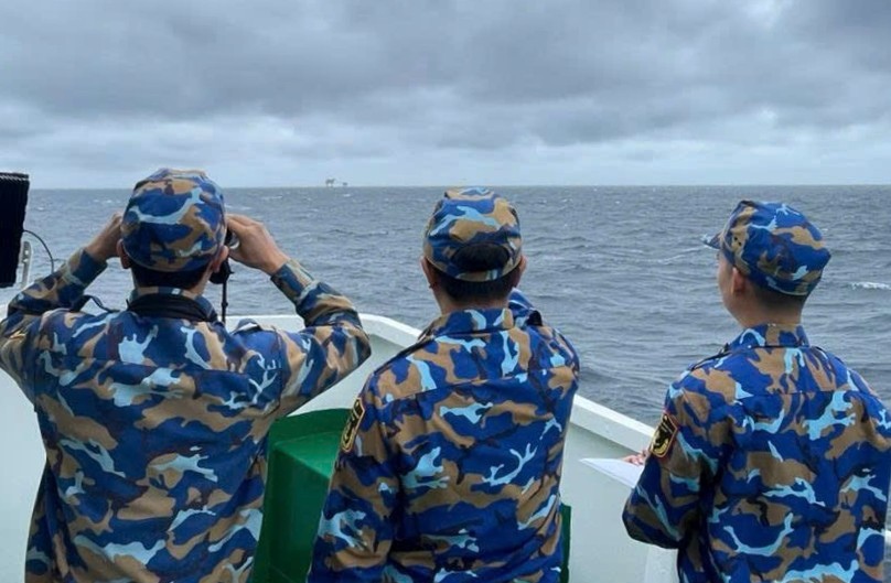 Can bo, chien si tren tau truc tang cuong quan sat, phat hien cac muc tieu tren bien. Anh: Van Duong