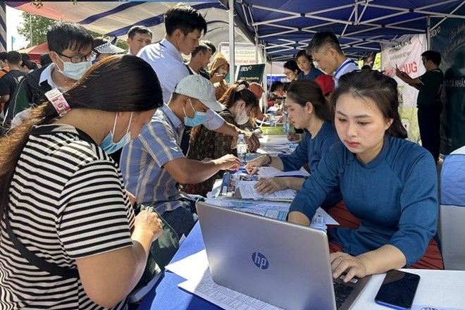 In 2025, the center promotes propaganda on policies on employment, unemployment insurance, and vocational training. Photo: Bao Trung