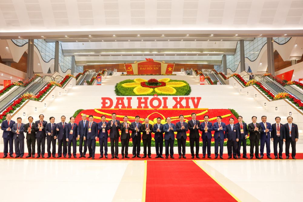 Dai hoi XIV cua Dang dien ra tu ngay 19-25.1 tai Trung tam Hoi nghi quoc gia. Du Dai hoi co 1.586 dai bieu dai dien cho hon 5,6 trieu dang vien trong ca nuoc. Trong anh: Cac dai bieu tai sanh chinh, Trung tam Hoi nghi quoc gia. Anh: Tran Vuong
